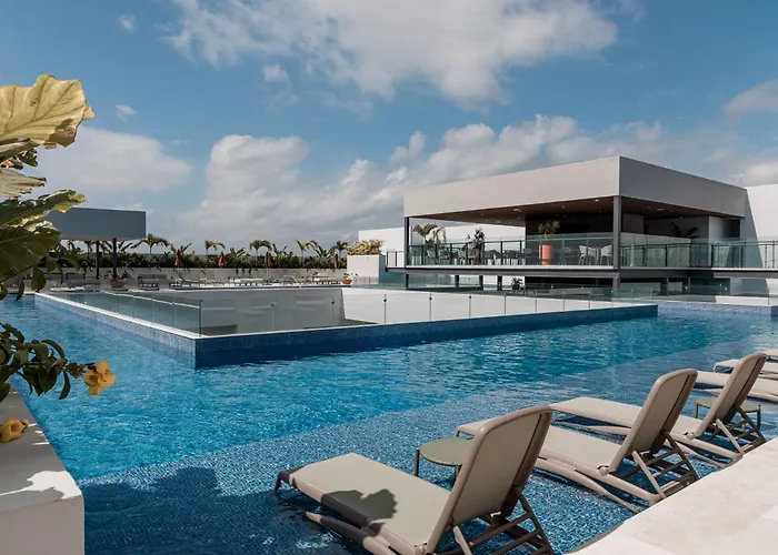 Playa's Golden Area -- Casa Omega 2br 2ba Tropical Retreat, Beach, Infinite Pool, Gym * Playa del Carmen